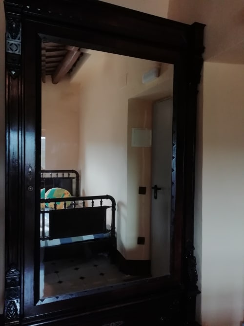 Habitación Llenega |Hostal Rural Más Blanc - Dispone de una cama doble y una individual, donde descansar placenteramente mero, en pareja o en familia. También está equipada con un espacioso armario, un gran espejo y una cómoda cajonera.