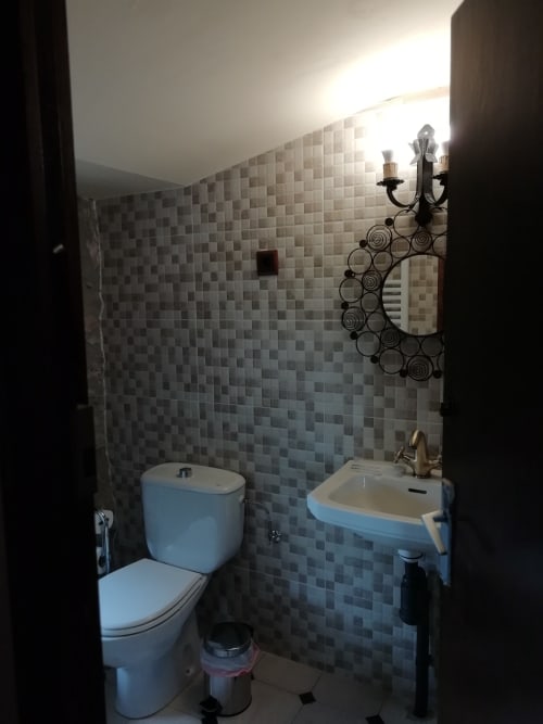 Habitación Llenega |Hostal Rural Más Blanc - Dispone de una cama doble y una individual, donde descansar placenteramente mero, en pareja o en familia. También está equipada con un espacioso armario, un gran espejo y una cómoda cajonera.