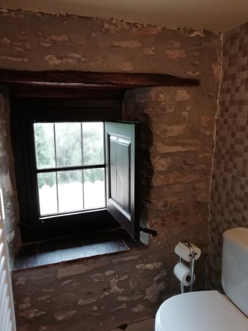 Habitación Llenega |Hostal Rural Más Blanc - Dispone de una cama doble y una individual, donde descansar placenteramente mero, en pareja o en familia. También está equipada con un espacioso armario, un gran espejo y una cómoda cajonera.