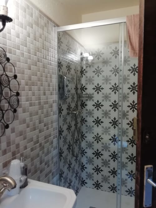 Habitación Llenega |Hostal Rural Más Blanc - Dispone de una cama doble y una individual, donde descansar placenteramente mero, en pareja o en familia. También está equipada con un espacioso armario, un gran espejo y una cómoda cajonera.