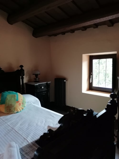 Habitación Llenega |Hostal Rural Más Blanc - Dispone de una cama doble y una individual, donde descansar placenteramente mero, en pareja o en familia. También está equipada con un espacioso armario, un gran espejo y una cómoda cajonera.