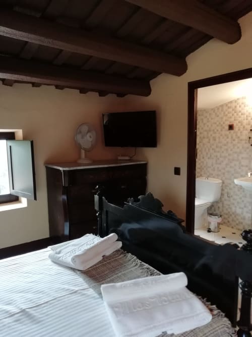 Habitación Llenega |Hostal Rural Más Blanc - Dispone de una cama doble y una individual, donde descansar placenteramente mero, en pareja o en familia. También está equipada con un espacioso armario, un gran espejo y una cómoda cajonera.