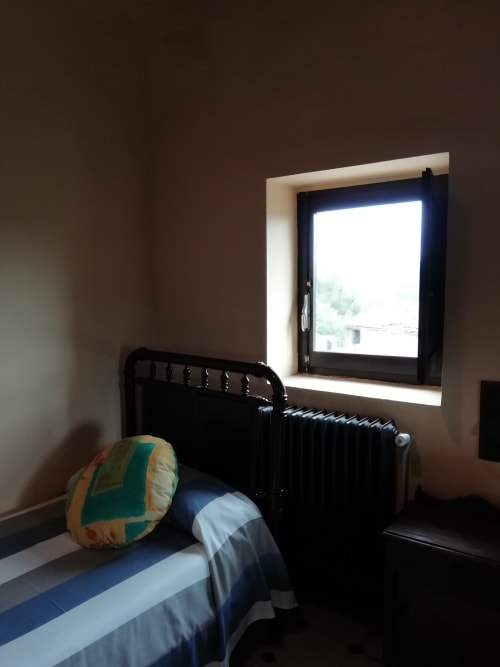 Habitación Llenega |Hostal Rural Más Blanc - Dispone de una cama doble y una individual, donde descansar placenteramente mero, en pareja o en familia. También está equipada con un espacioso armario, un gran espejo y una cómoda cajonera.