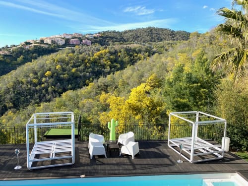Terrasse de la Villa Colina avec vue sur les collines boisées de Mandelieu-la-Napoule, transats et piscine