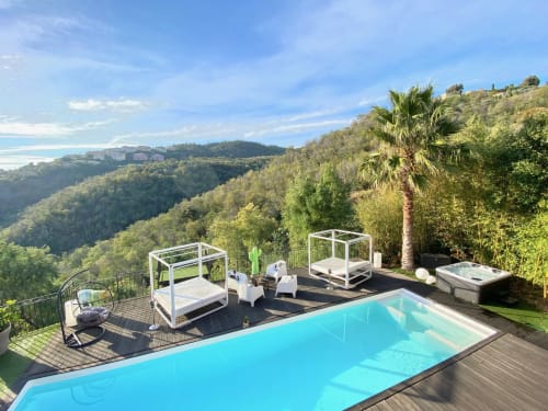 Piscine de luxe de Villa Colina surplombant les collines verdoyantes et la Côte d'Azur à Mandelieu-la-Napoule