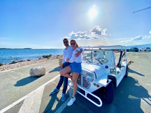 Couple avec jeep blanche à la plage près de Villa Colina, Mandelieu la Napoule, Côte d'Azur