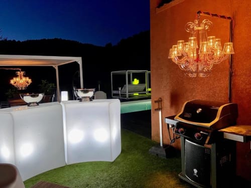 Terrasse élégante du soir à la Villa Colina avec lustres illuminés, mobilier luminescent et barbecue à Mandelieu