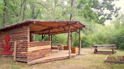 Vue de la cuisine au sol des Cabanes de Sainte Camelle  - Ariège - location de chambres insolites