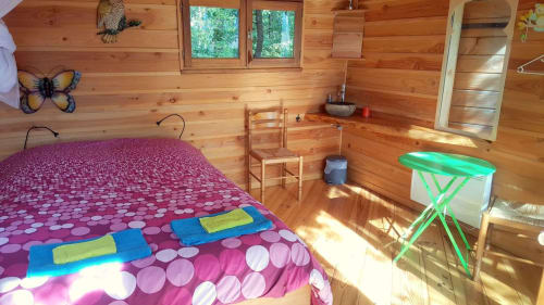 Vue de l'intérieur d'une des Cabanes de Sainte Camelle  - Ariège - location de chambres insolites