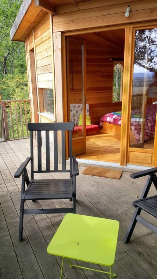 La terrasse de la Cabane Sainte Camelle - Ariège - location de chambres insolites