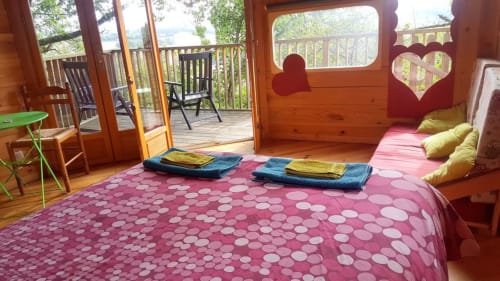 Aménagement de l'intérieur d'une des Cabanes de Sainte Camelle - Ariège - location de chambres insolites