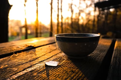 Une tisane aux Cabanes de Sainte Camelle - Ariège - location de chambres insolites