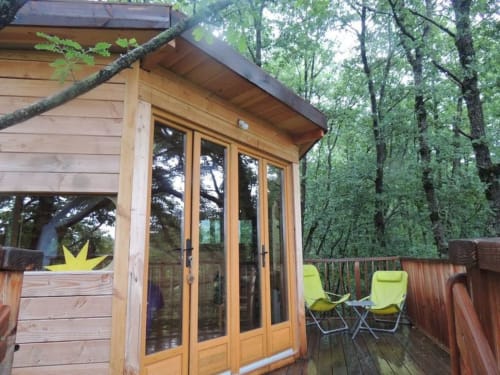 Terrasse aux Cabanes de Sainte Camelle - Ariège - location de chambres insolites