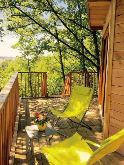 Le coin terrasse d'une Cabanes de Sainte Camelle - Ariège - location de chambres insolites