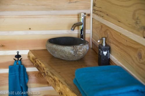 Coin lavabo d'une des Cabanes de Sainte Camelle - Ariège - location de chambres insolites