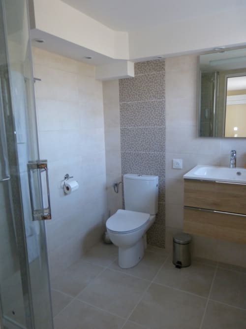 Modern bathroom with shower, toilet, and sink at Villa Thébaïde in Laudun L'Ardoise