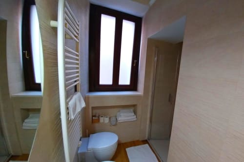 Modern bathroom in Stella CasaBono Suite De Luxe, Sulmona with heated towel rack, toilet, and window