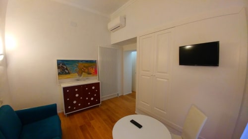 Suite De Luxe room at Stella CasaBono Sulmona with flat-screen TV, modern furnishings, and hardwood floors