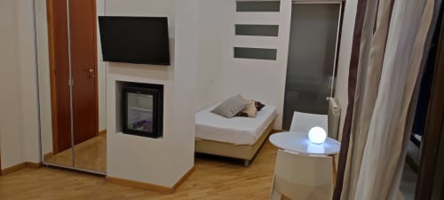 Modern Junior Suite at Stella CasaBono hotel in Sulmona with bed, flat-screen TV, fireplace and contemporary furnishings