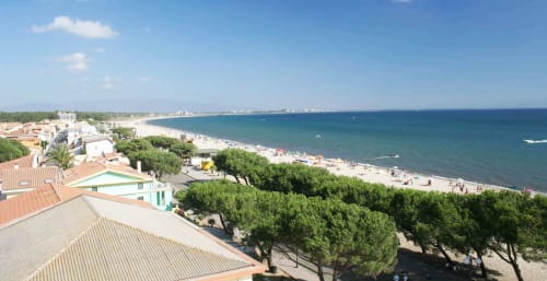 Vista aerea di Affittacamere Al Mare a Torre Grande Oristano, Italia che domina la spiaggia sabbiosa e il mare Mediterraneo turchese