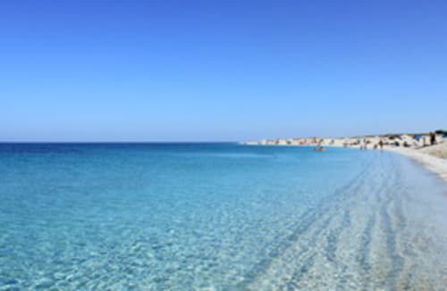 Acque turchesi cristalline e spiaggia di sabbia bianca a Torre Grande, Oristano, Italia vicino ad Affittacamere Al Mare