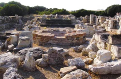 Ruinas griegas antiguas en Torre Grande Oristano, Italia - columnas de piedra y sitio arqueológico