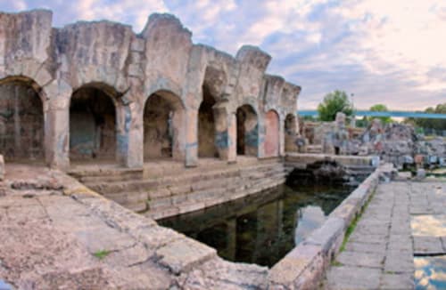 Ruinas romanas antiguas con arcos en Torre Grande Oristano, Italia cerca de Affittacamere Al Mare