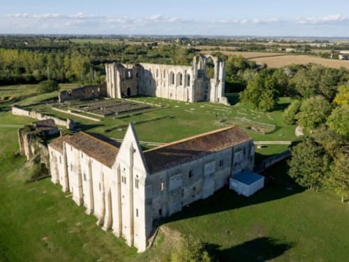 Vue aérienne de l'Abbaye de Maillezais, site historique majeur du Marais Poitevin. Une visite "coup de cœur" recommandée par la Maison d'Hôtes La Chabanaise pour ses clients amoureux d'histoire et d'architecture.