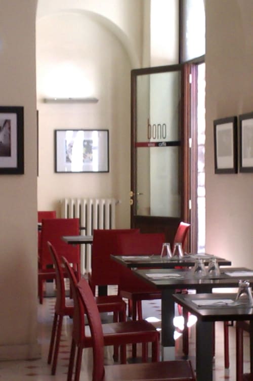 Stella CasaBono hotel dining area in Sulmona with red chairs, dark tables, and arched ceiling