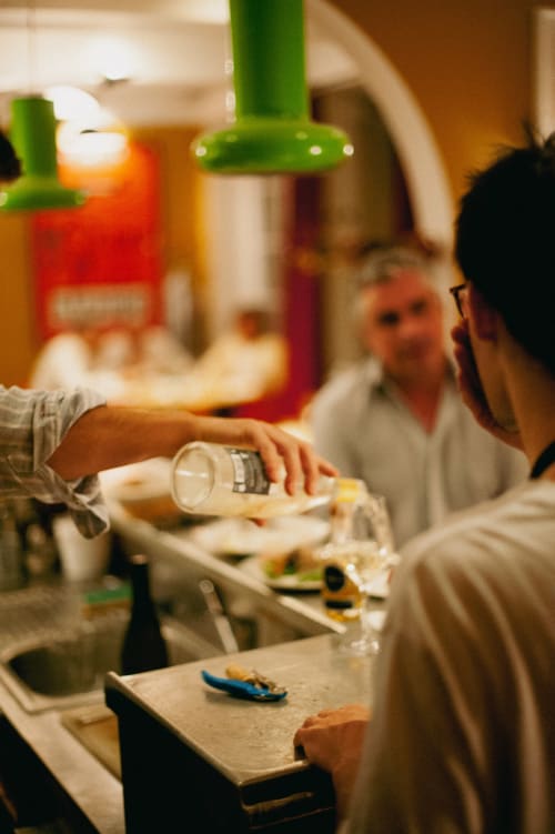 Invité versant des boissons au gîte Mas De Lafeuillade à Montpellier lors d'une réunion