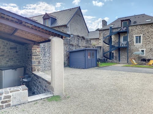 garden, private parking, patio
