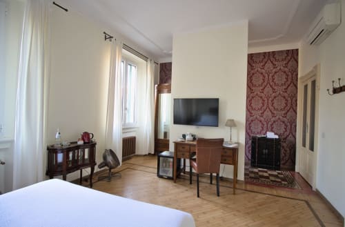 Ampia Camera Superior Matrimoniale al Porta Tosa Milano con parquet, TV, scrivania e vista sulla città