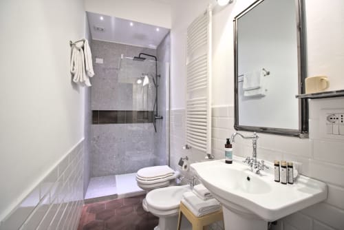 Bagno moderno dell'hotel Porta Tosa a Milano con doccia, wc, lavabo con specchio e accessori