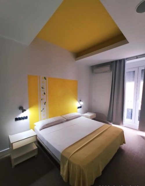 Habitación doble espaciosa hostal céntrico Madrid