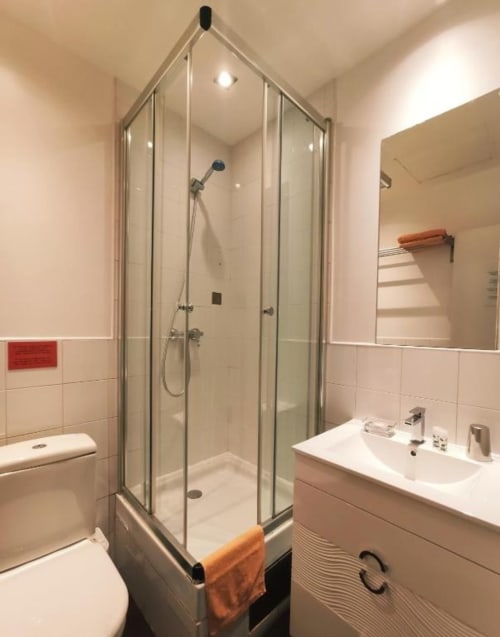 habitación doble grande con baño privado