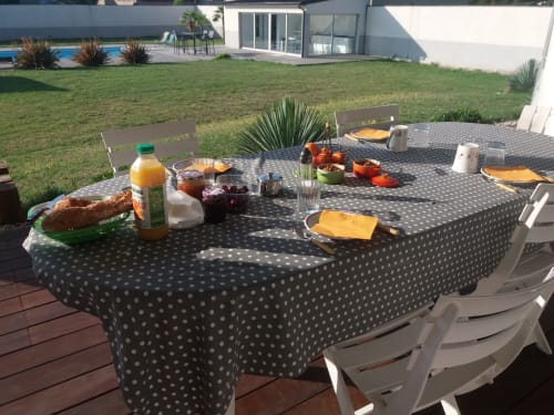 Table de salle à manger extérieure au gîte Chez Anne Marie B&B à Beausemblant avec vue sur le jardin, en bordure de piscine