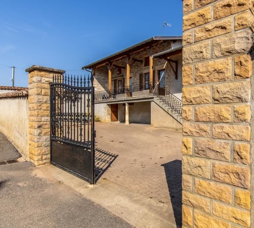 Gîte dans le village de Lugny | Domaine Joseph LAFARGE | Maison de Claudette