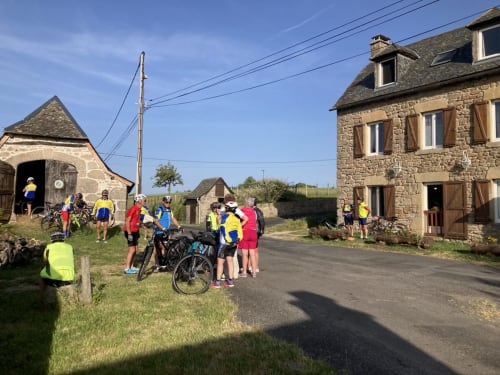 Un groupe de cyclo se prépare pour une belle sortie sur les routes Aveyronnaise.
