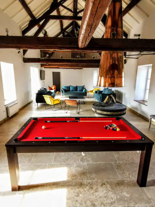 billard pièce de vie cheminée gîte