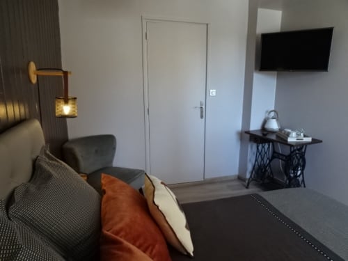 La chambre est équipée d'une télévision, du WIFI gratuit, et d'un plateau de courtoisie.