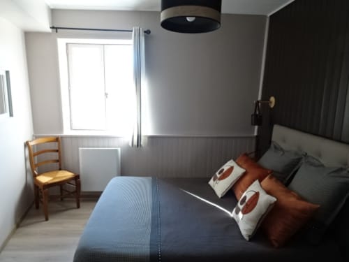 Exposée plein sud, cette chambre donne sur les montagnes environnantes et le jardin.