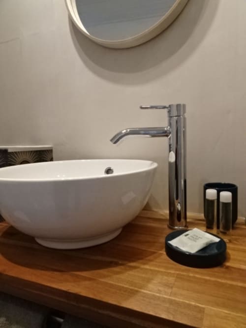 Salle de bain rénovée avec des matériaux en bois de qualité.