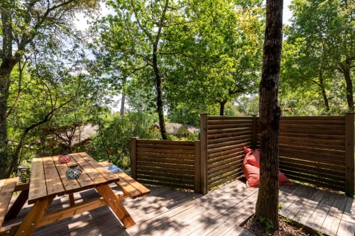Tous les hébergements sont pourvus d'une terrasse privative avec table et transats pour profiter pleinement des beaux jours