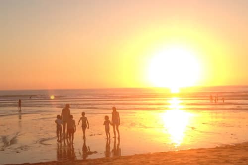 Profitez de magnifiques couchers de soleil sur l'océan lors de vos balades en famille sur la plage en fin de journée