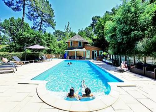 Nature et Océan : une résidence paisible avec piscine privée dans les Landes, nichée au bord de la forêt et proche de la plage