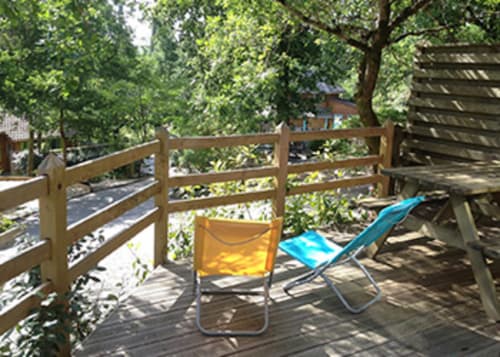 Chaque hébergement dispose de sa terrasse privative avec transats, offrant un cadre idéal pour des vacances reposantes et au calme