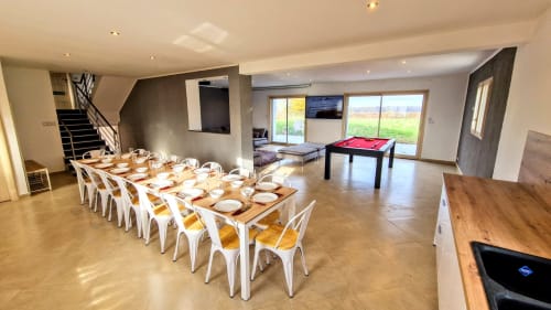 gîte moderne billard salle manger cuisine 
