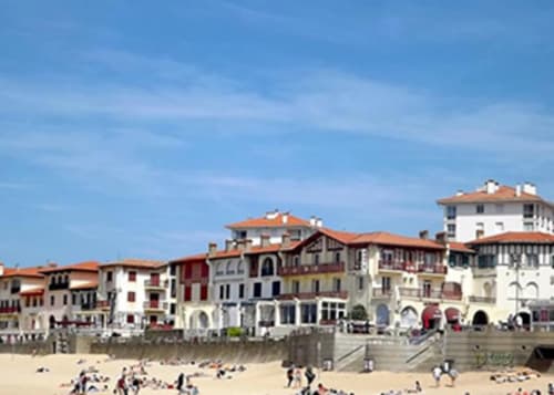 Notre village vacance Nature et Océan est proche de Hossegor, la capitale européenne du surf, où vous pourrez admirer les meilleurs surfeurs du monde qui s'exercent sur les vagues de l'Atlantique. Rejoignez-les !