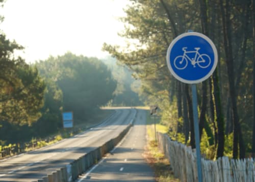 Depuis le village vacances, atteignez la plage en moins de 10 minutes en vélo ou vous y rendre à pied en 20 minutes en empruntant le chemin aménagé qui longe la route et borde la forêt