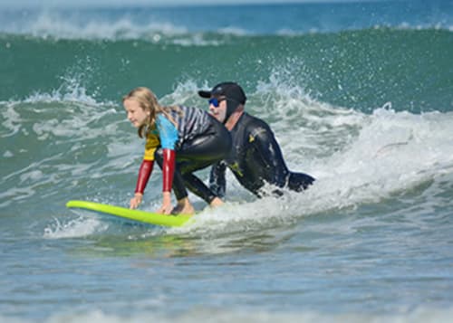 Les enfants adorent le surf, les y initier est un vrai plaisir. Louez une planche et tentez l'expérience
